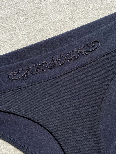 Bikini bottom classic in black with rib fabric and embroidery on waistband