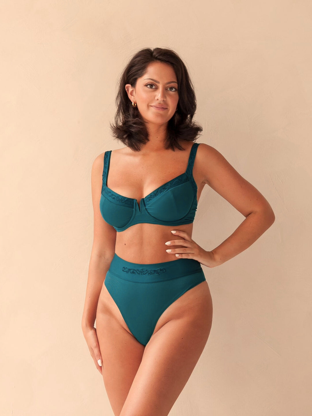 Bikini top balcony underwire and high-waist bottom in green with rib fabric and embroidery, woman torso