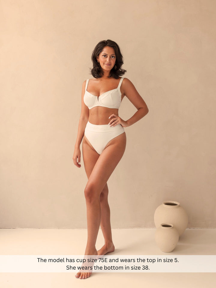 Bikini top balcony underwire and high-waist bottom in white with rib fabric and embroidery, woman front