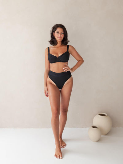 Bikini top balcony underwire and cheeky bikini bottom high-waist black with rib fabric & embroidery, woman front