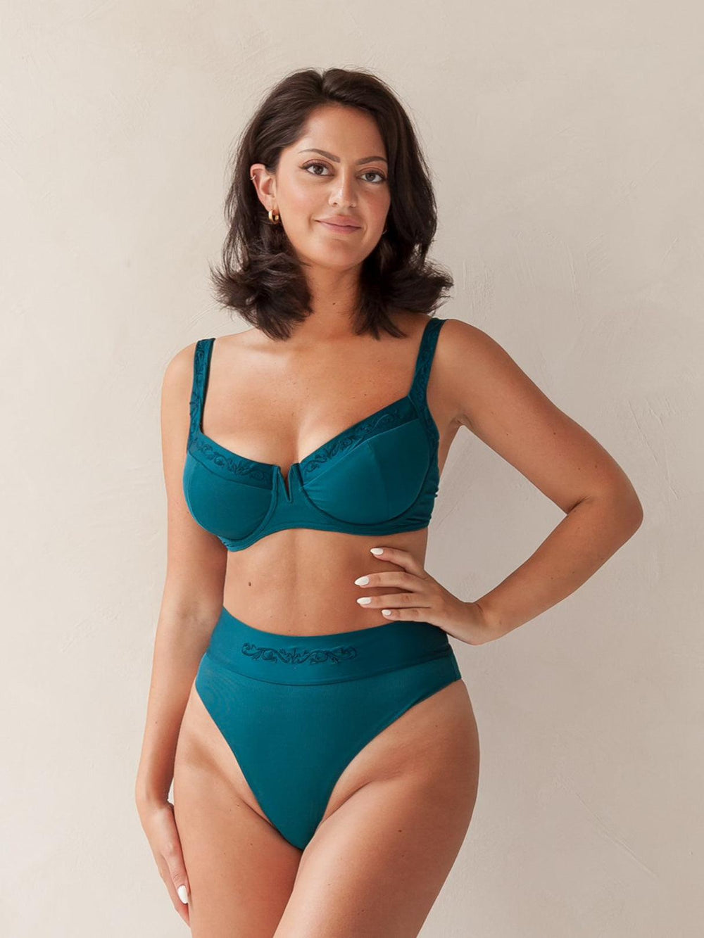 Bikini top balcony underwire and high-waist bottom in green with rib fabric and embroidery, woman torso
