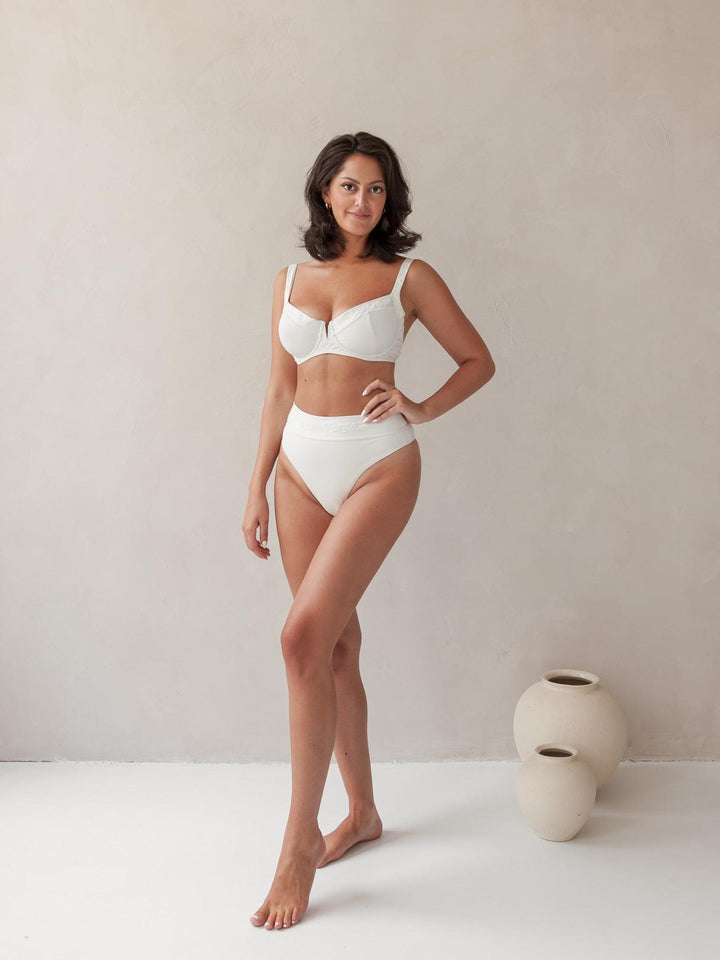 Bikini top balcony underwire and high-waist bottom in white with rib fabric and embroidery, woman front
